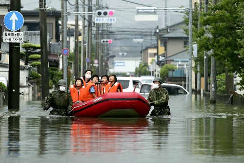 日本暴雨已致52人死亡 全国565所学校因灾情停课(图)