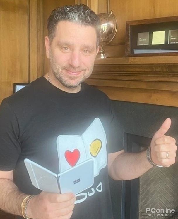 ↑微软首席产品官PanosPanay拿着Surface Duo并竖起了大拇指