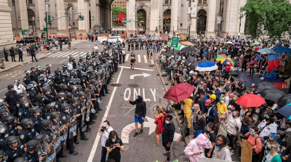  7月1日，纽约市警察与抗议者对峙。（图源：Getty）