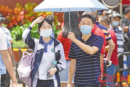 深圳福田中學考點，首場考試結束，家長迎接走出校門的考生 羊城晚報全媒體記者王磊攝