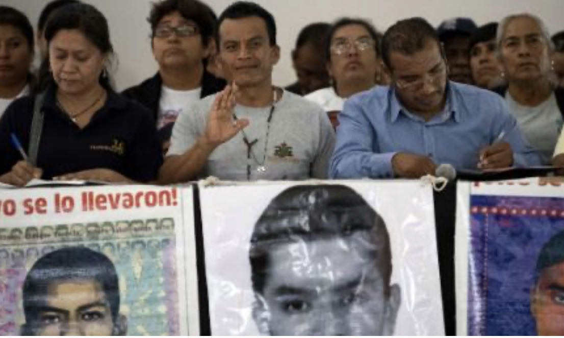 43名失踪学生中的一些亲戚与墨西哥总统安德烈斯·曼努埃尔·洛佩兹·奥夫拉多尔会面。（图源：Getty）