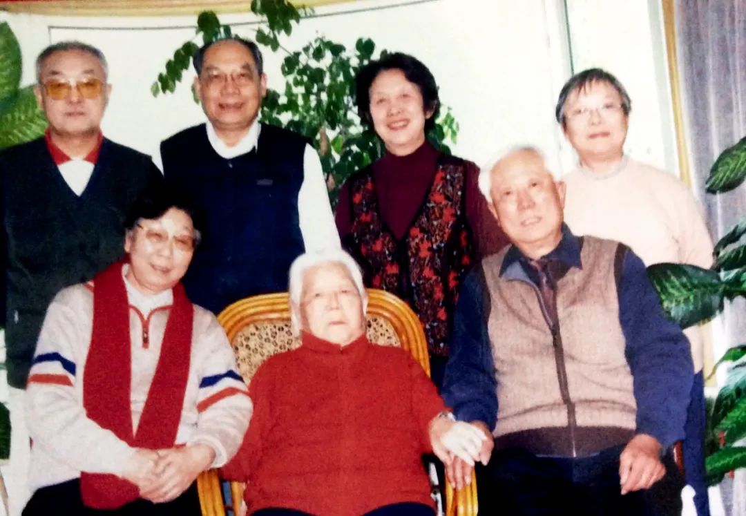 2008年，刘歌（后排左二）等一批东北育才学校早期毕业生到李力群（前排中）家看望老校长。图/受访者提供