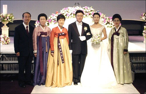 2004年，朴槿惠弟弟朴志晚结婚，朴在玉（左二）出席，与朴槿惠并肩。