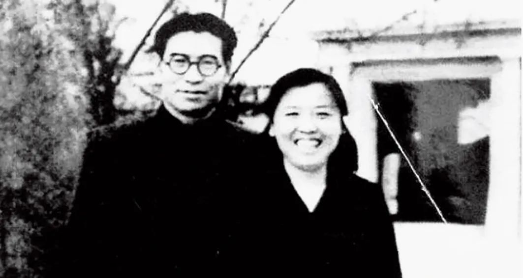  1952年，高岗与妻子李力群在辽宁沈阳。