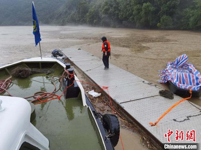 执法人员拖离走锚漂移浮动设施。杭州港航 供图