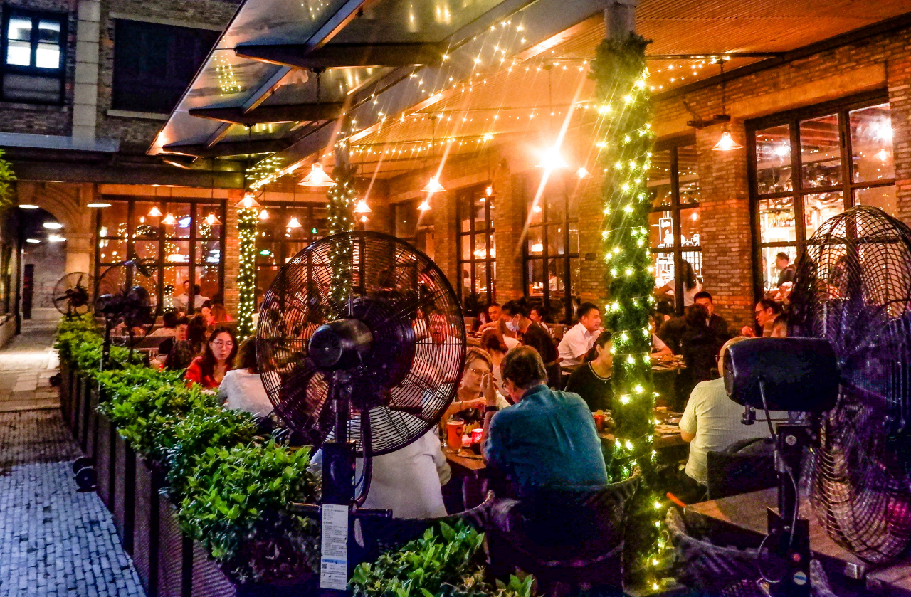 夏季夜晚的新天地露天酒吧