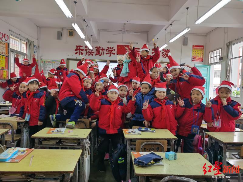 ↑戴着圣诞帽的孩子们 受访者供图