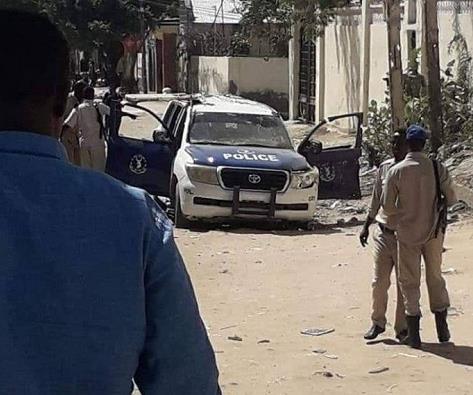 警车在爆炸中受损(图片来源:加罗韦在线)