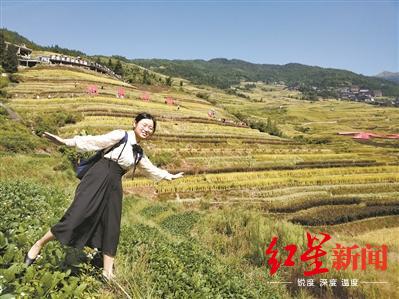 ↑李莎的乐容被定格在大山深处。图据广州日报