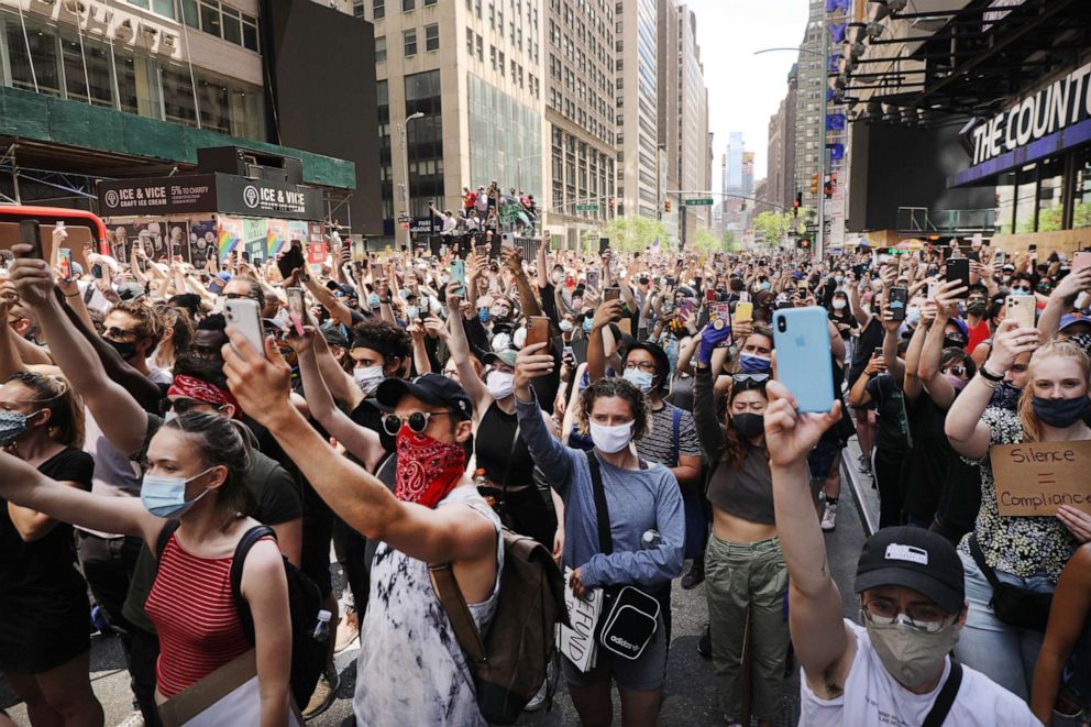  弗洛伊德事件后，纽约市民众涌上街头抗议。（图源：Getty）