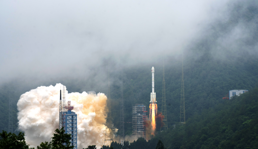 2020年6月23日，我国北斗三号全球卫星导航系统最后一颗组网卫星在西昌卫星发射中心点火升空。新华社记者 薛晨 摄