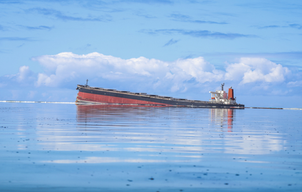 日本三井公司货船在毛里求斯触礁 泄漏千吨重油浮在海岸