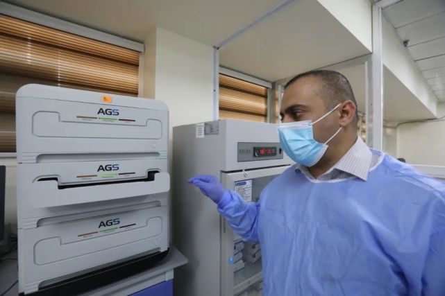 7月29日，实验室伊方主任穆罕默德·迈赫迪介绍中国捐赠的检测仪器。新华社发