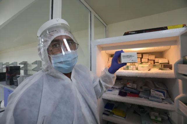 7月29日，检测人员展示中国捐赠的核酸检测试剂。新华社发