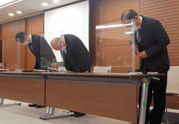 商船三井副社长小野晃彦（中）鞠躬道歉（朝日新闻）