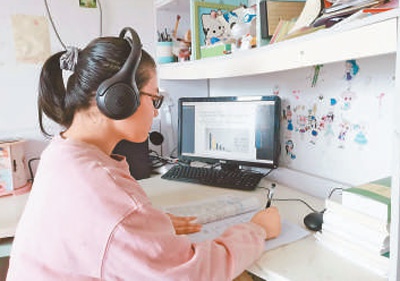 图为张景萱在家上网课。