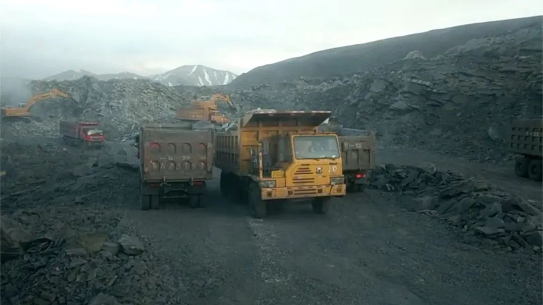 图为：聚乎更矿区一井田煤矿非法开采现场。记者 王文志 摄