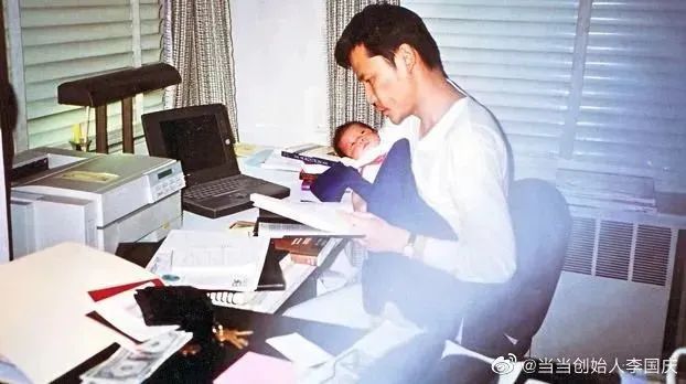 ·李国庆微博配上了自己和儿子的早期照片。