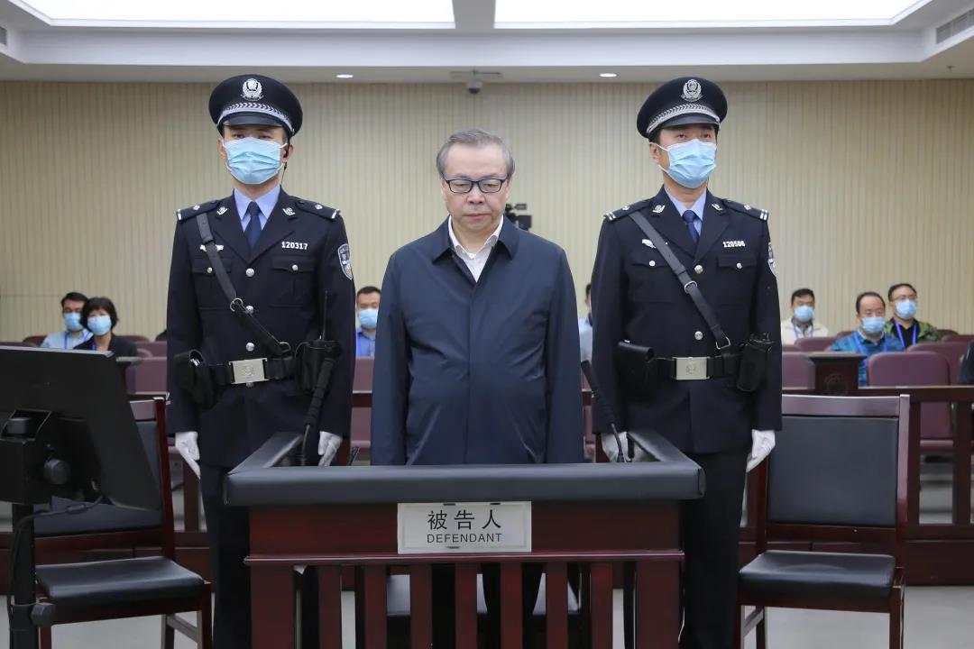 华融公司原董事长赖小民受审：索取、非法收受17.88亿余元