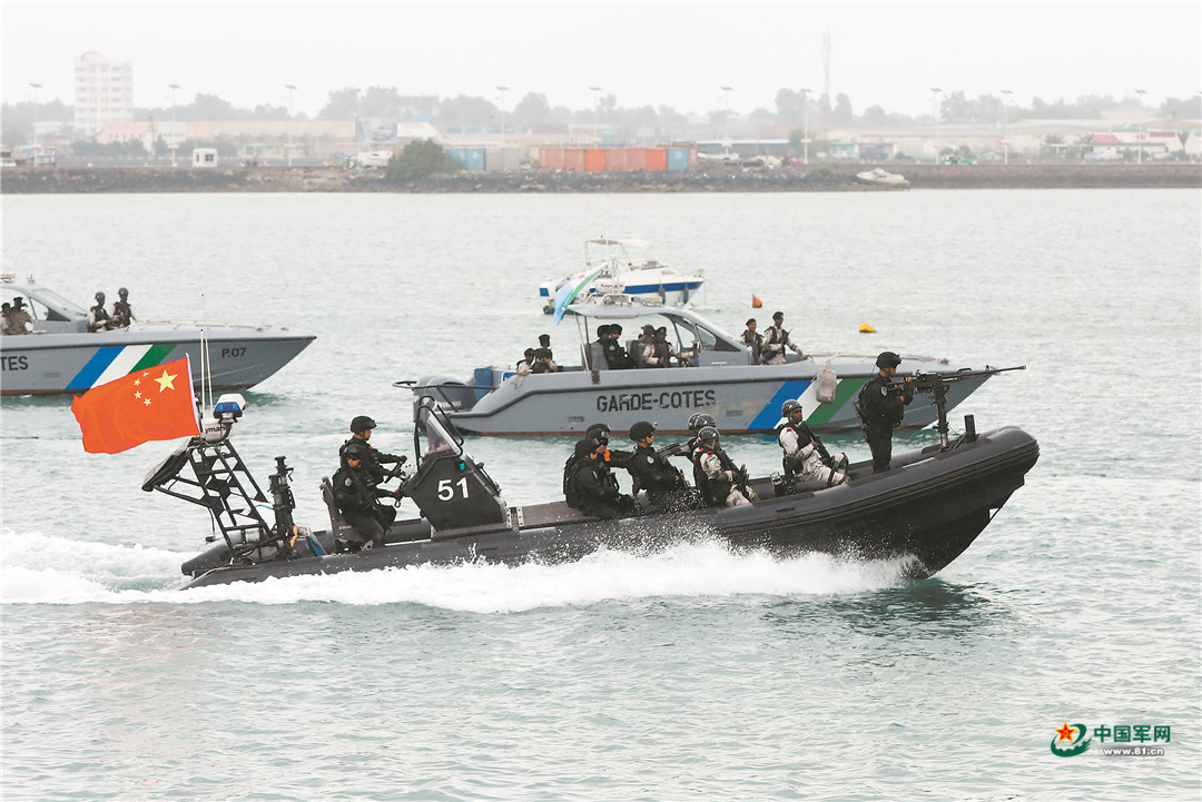 何龙和战友参加海上联合反恐反海盗演练。
