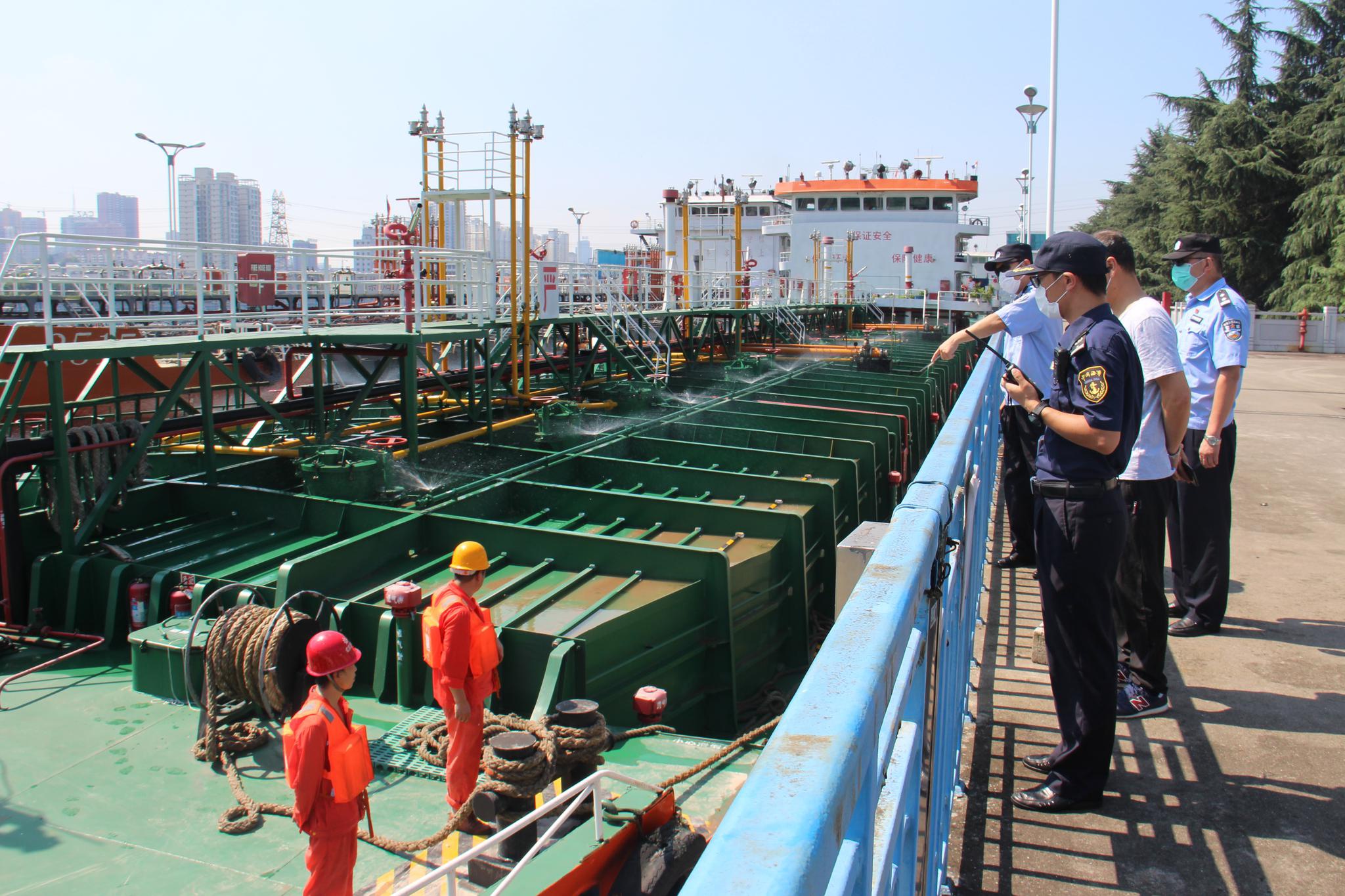 长航局三峡海事局加强高温汛期危险品船舶安全监管图