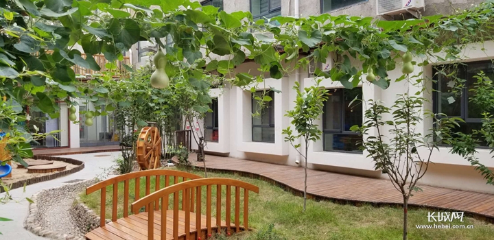 　　幼儿园园舍改造与绿色庭院建设紧密结合。 