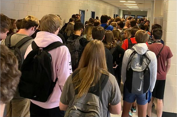  佐治亚州一所学校走廊里挤满了人。（图源：美联社）