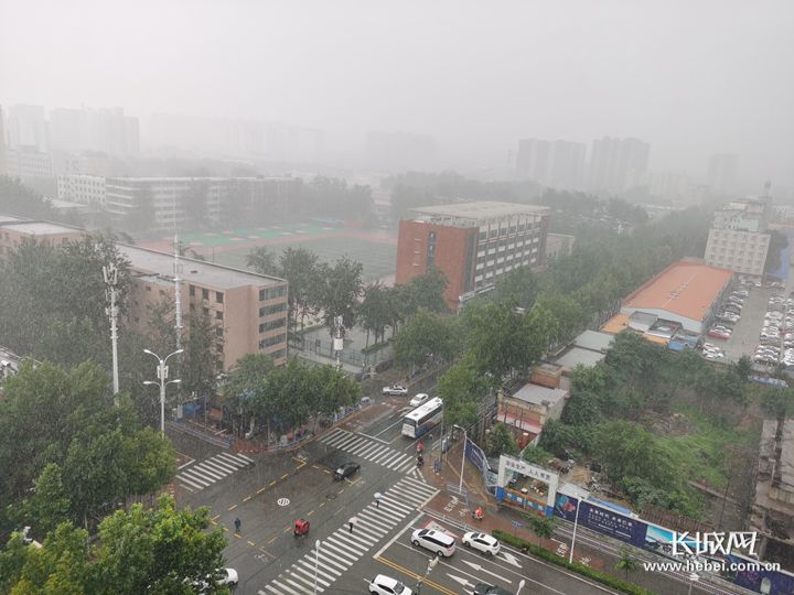 　雨中的石家庄。长城网记者 刘澜澜 摄