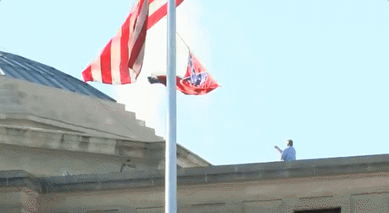 修改州旗的投票公布仅过去几分钟后，州议会大楼“火速降旗”