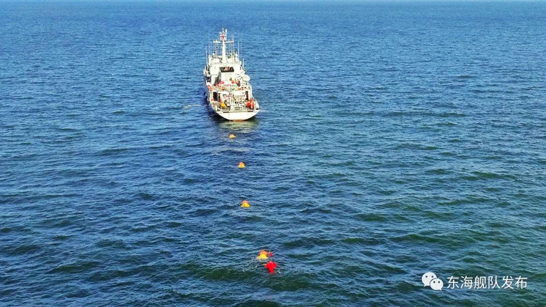 如东舰立即展开搜索官兵们迅速按照部署进入战位急促的警报声骤然响起