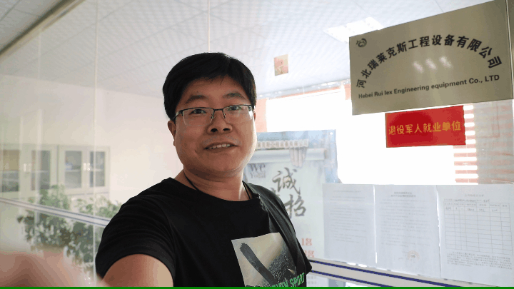 李彦军在介绍自己位于安平县昊宇创新创业孵化园的公司。长城网记者 张艺萌 摄