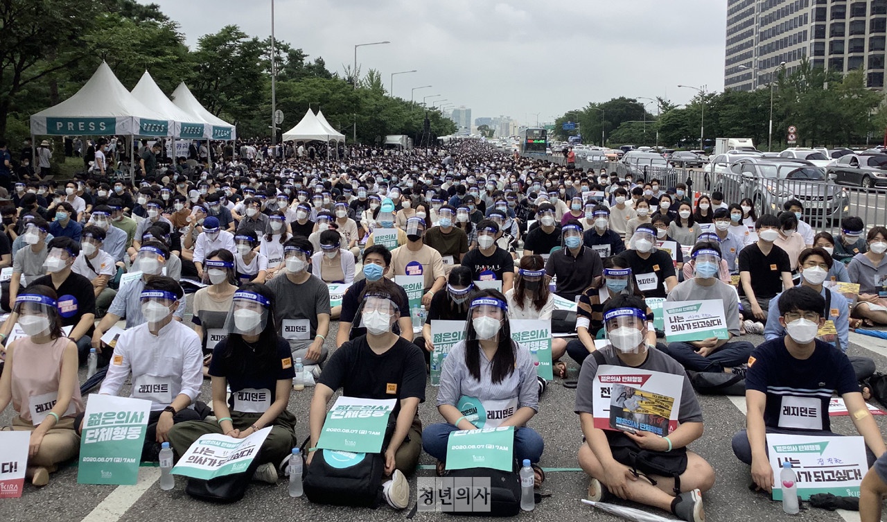 8月7日，韩国实习医生协会举行罢工（青年医生网）