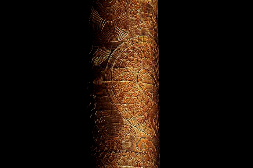 您仔细看看这蟠龙金柱上的龙和纹饰都是立体的,也可以反射更多角度的