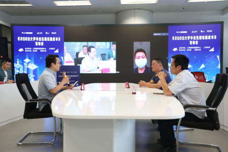 （左：人民在线副总编辑、人民网新媒体智库高级研究员刘鹏飞