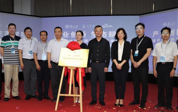 保税区管理局副局长陈彦峰,普洛斯中国区常务副董事长诸葛文静等出席