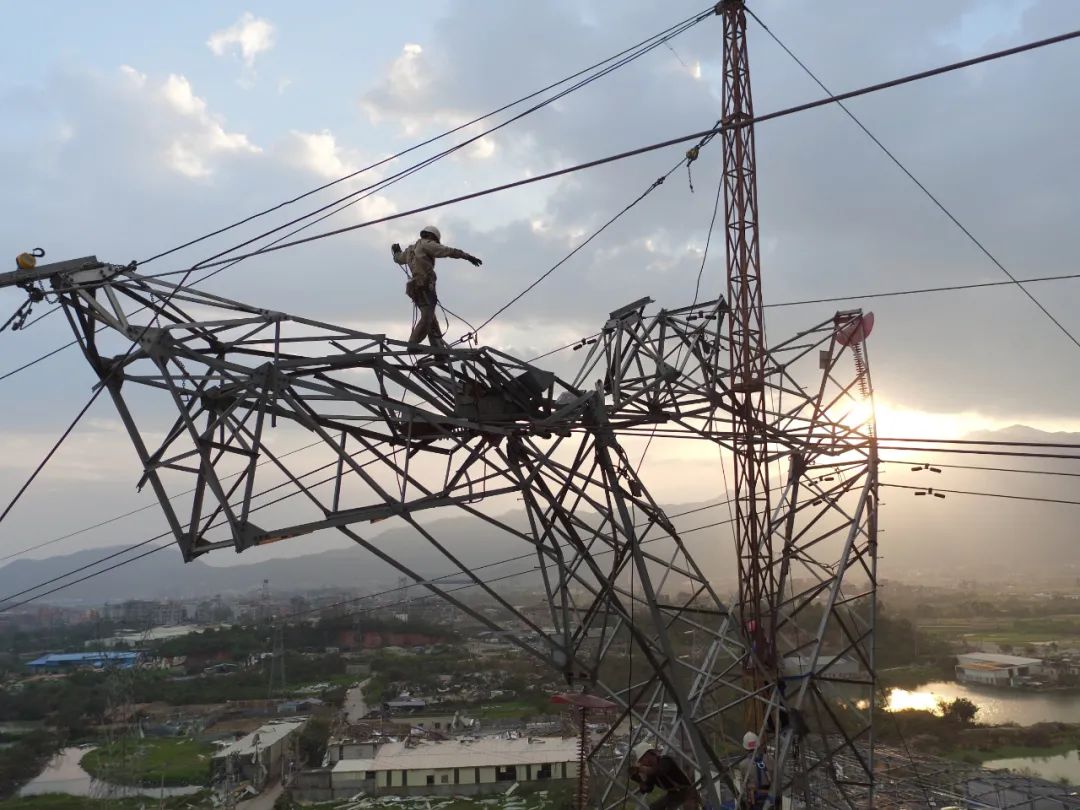 ▲ 2016年9月17日，台风”莫兰蒂"过境厦门，工人们正在抢修高压电塔。因造成巨大损失，“莫兰蒂”被台风委员会除名。摄影/王火炎