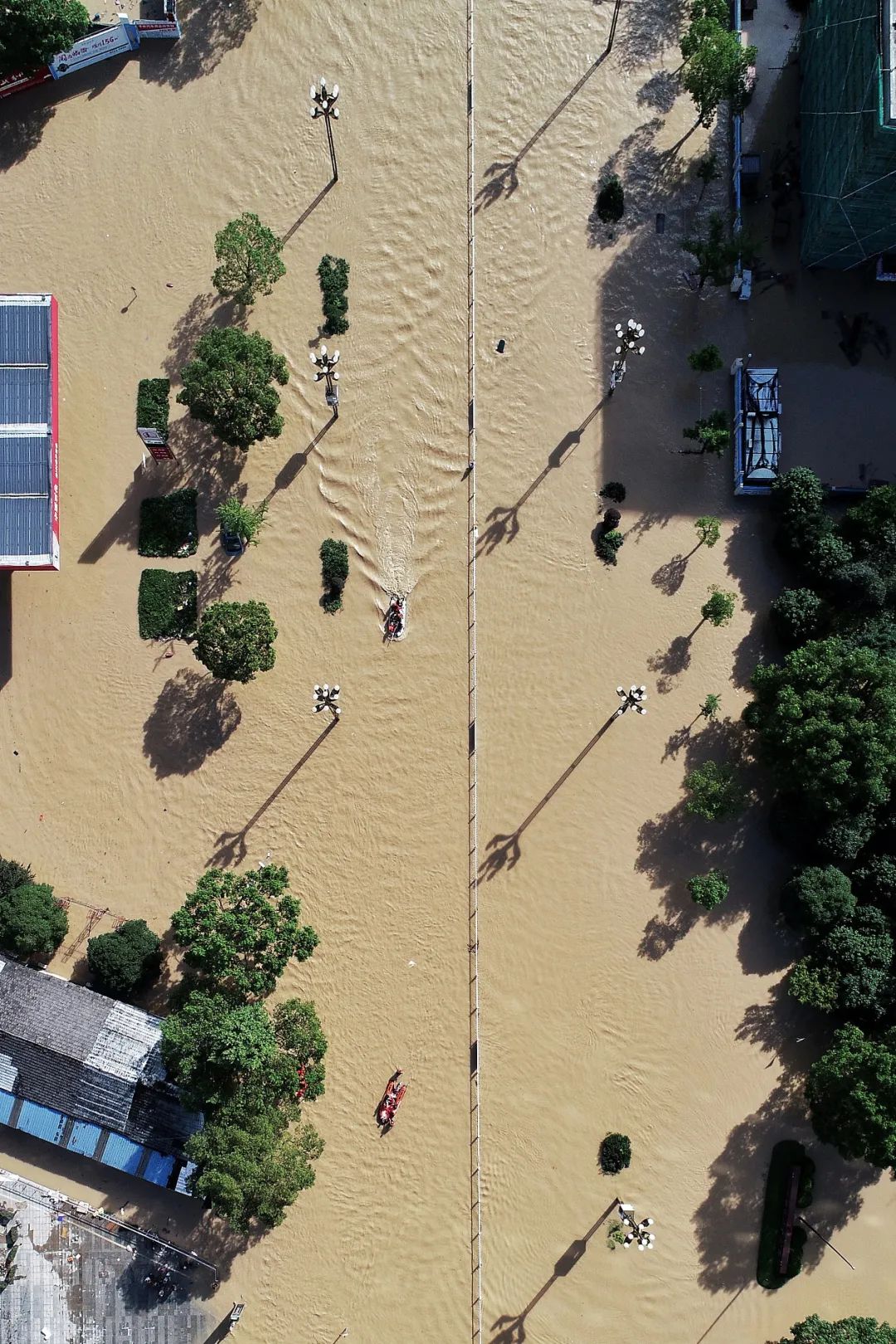 ▲ 2019年8月，浙江台州遭受台风“利奇马”袭击，城市变成一片汪洋。图片/人民视觉