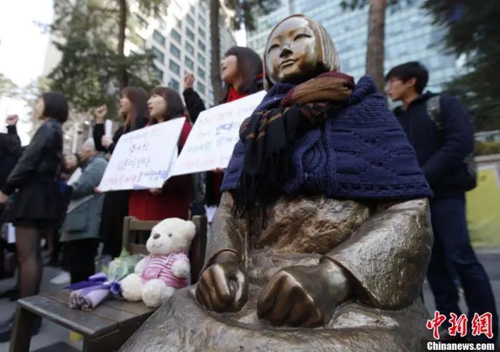 资料图：伫立于日本驻韩大使馆门前的“慰安妇”和平少女像铜像。中新社发 刘关关 摄