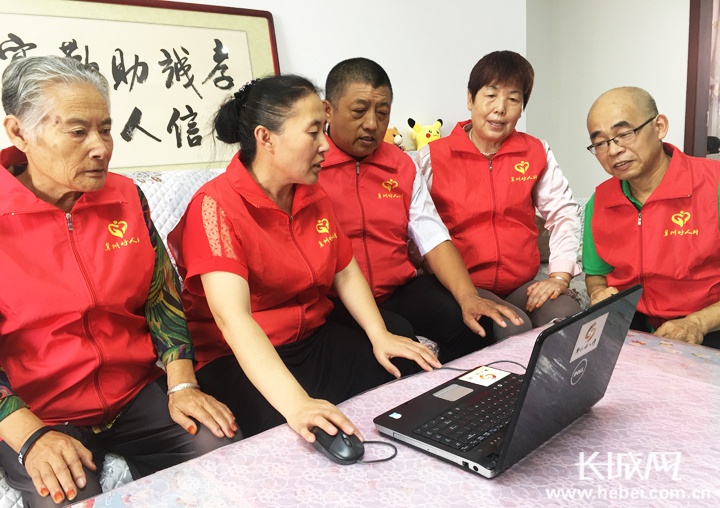 冀州好人网的志愿者们在商量助学走访的具体事项。长城网实习记者 卢婉凤 摄