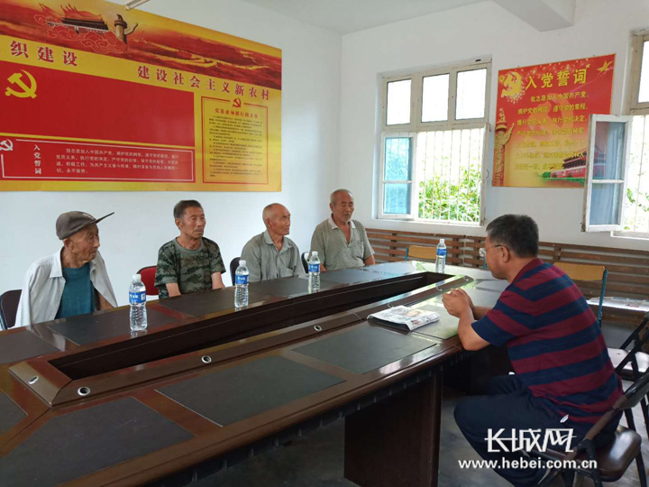 杨凤安召集大杨各庄村经历过抗日战争的老人开会商议。