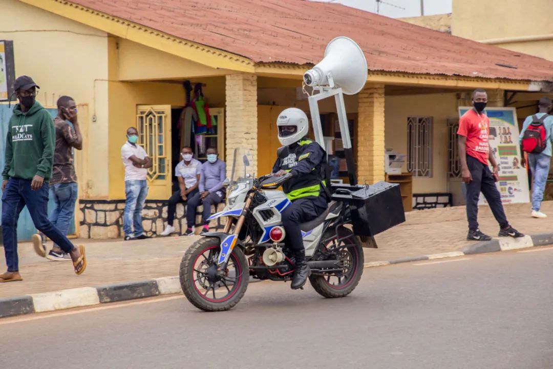 8月12日，在卢旺达首都基加利，警察使用装在摩托车上的扩音器播放防疫信息。新华社发