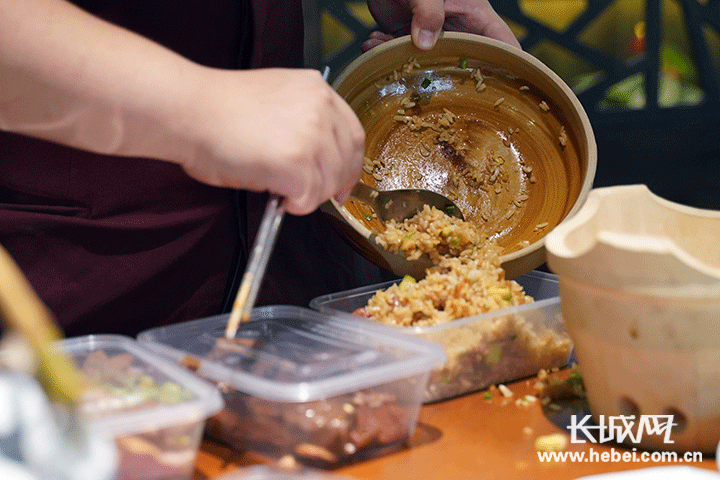 服务员正在为顾客打包饭菜.记者&nbsp;邢丁&nbsp;摄