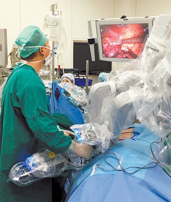 中山一院医生正通过手术机器人进行手术 通讯员供图