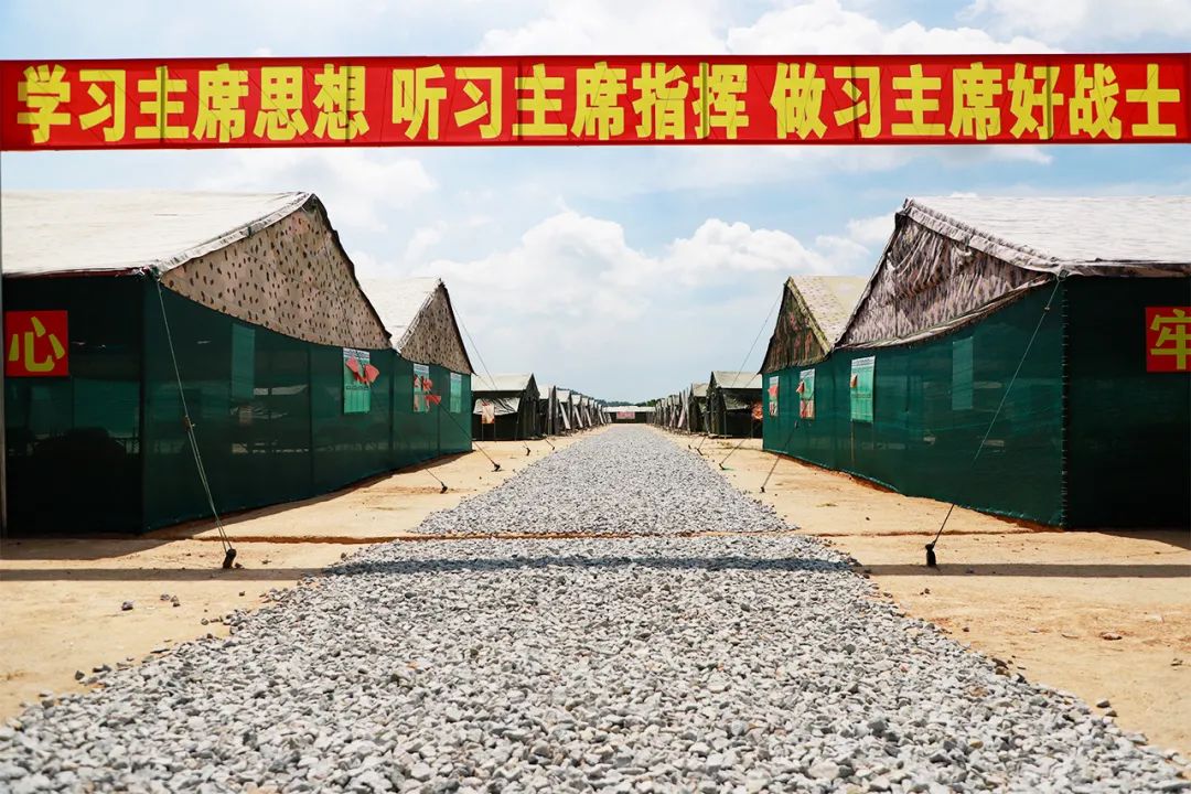 文化野外驻训场战斗标语格外醒目铮铮誓言振奋人心面面战旗指引向前