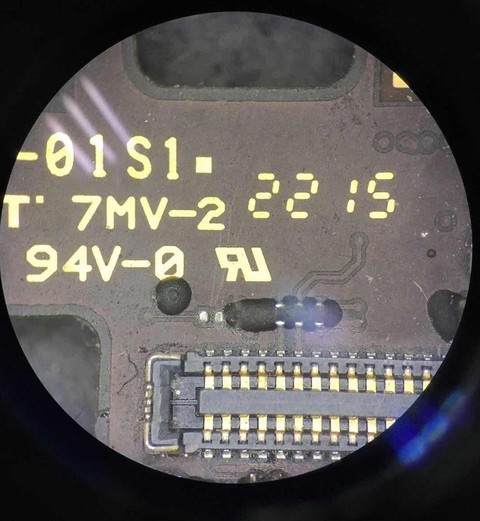 撕开屏蔽罩上的贴纸,显微镜下观察发现,主电源芯片是被人换过的,而且