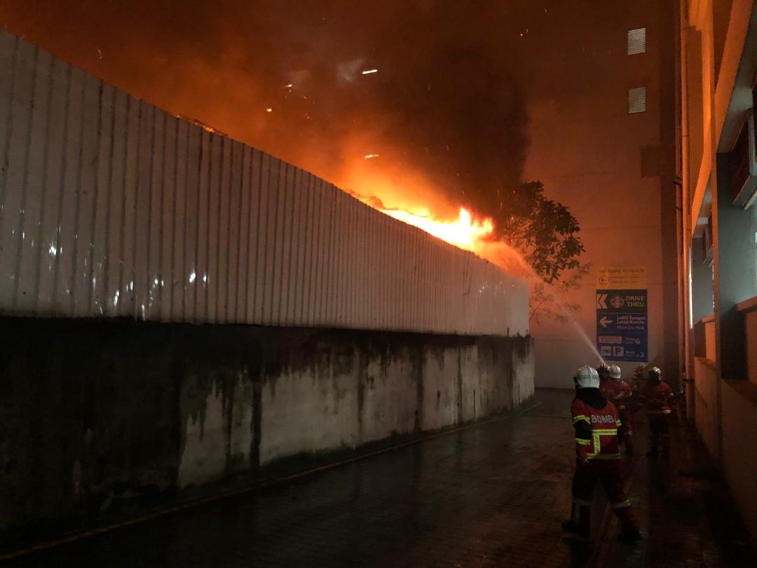 央视|马来西亚吉隆坡一家具城今日凌晨发生火灾 无人员伤亡