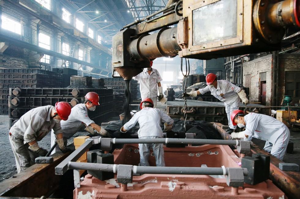 造型工在进行造型作业