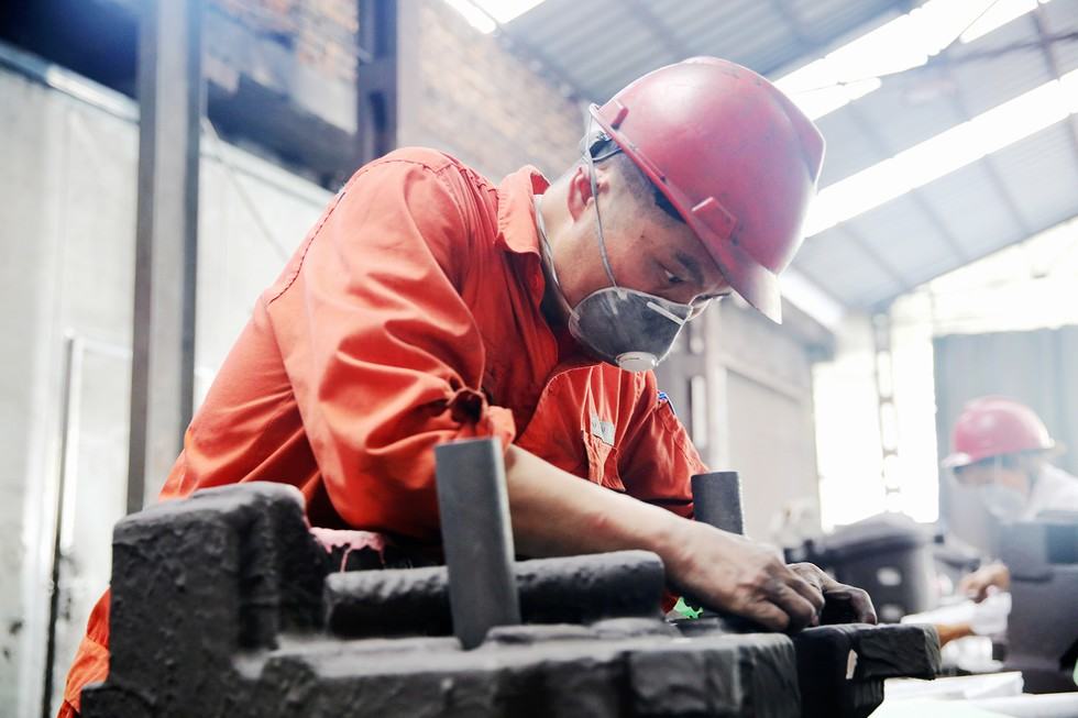 制作铁水浇道造型工在进行造型作业两台浇包同时浇注铸件熔化工协同