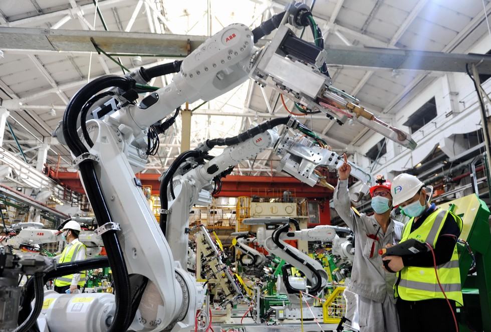 技术员在生产线调试机器人