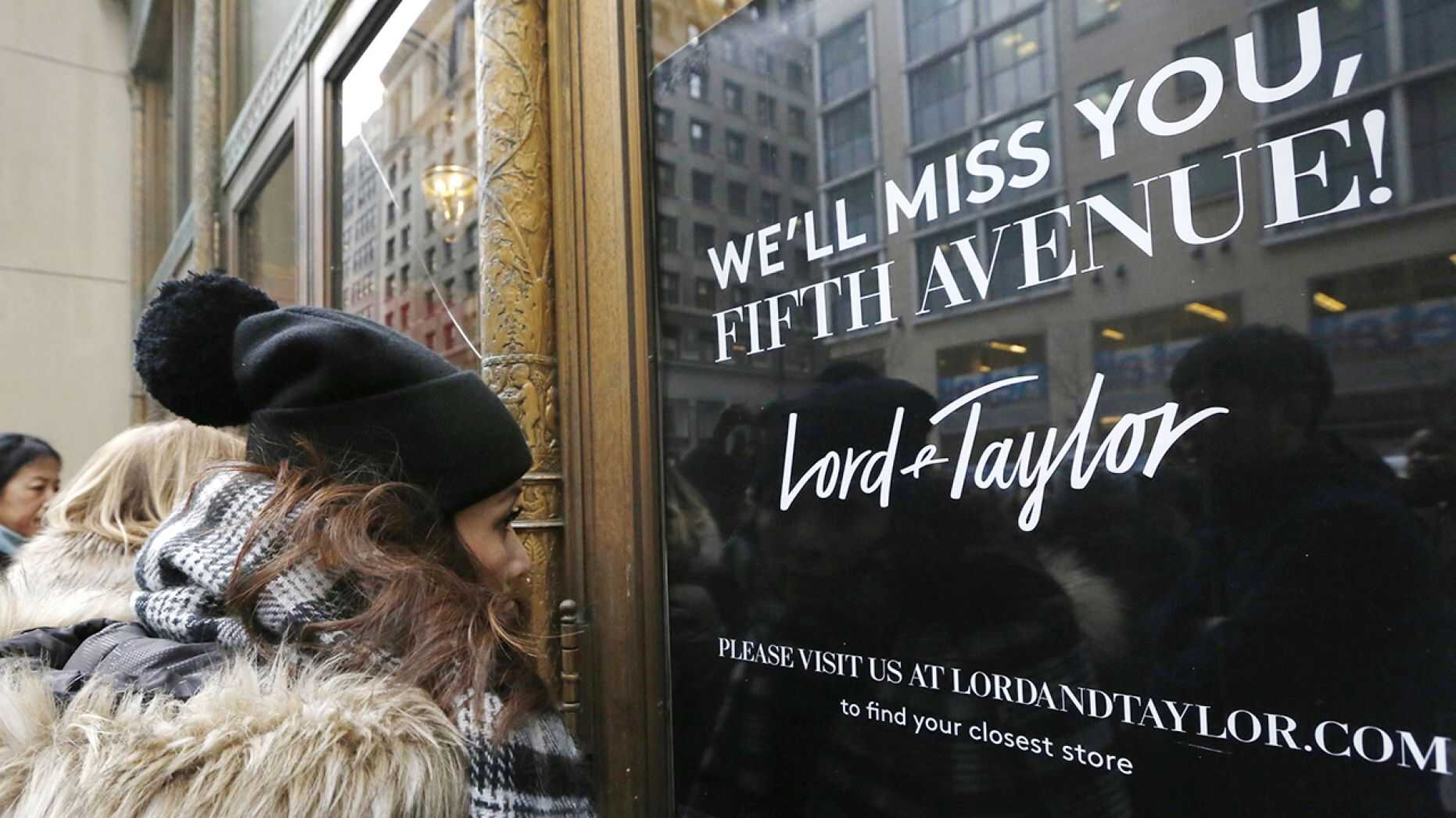 △顾客在观望一家关门的罗德与泰勒百货商店 图片来源：福克斯新闻